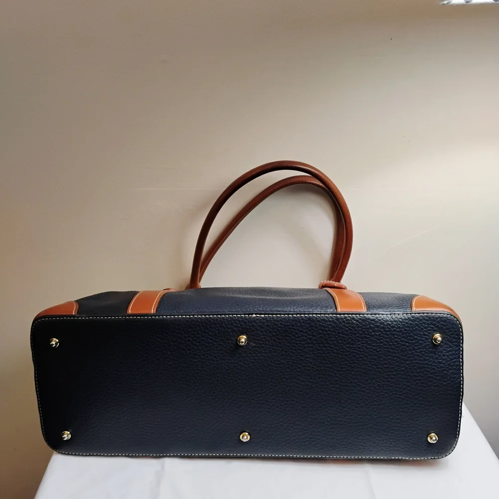 Chic Black and Tan Shoulder Bag - Picture 4 of 12